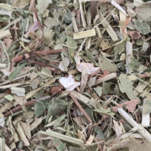 正阳县我家的花生秧正在加工。质量好，价格优。有需要的老板请和我联系