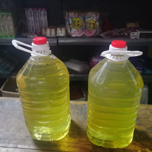 崇义县江西省赣州市，章源水头水酿制自家酿的米酒
