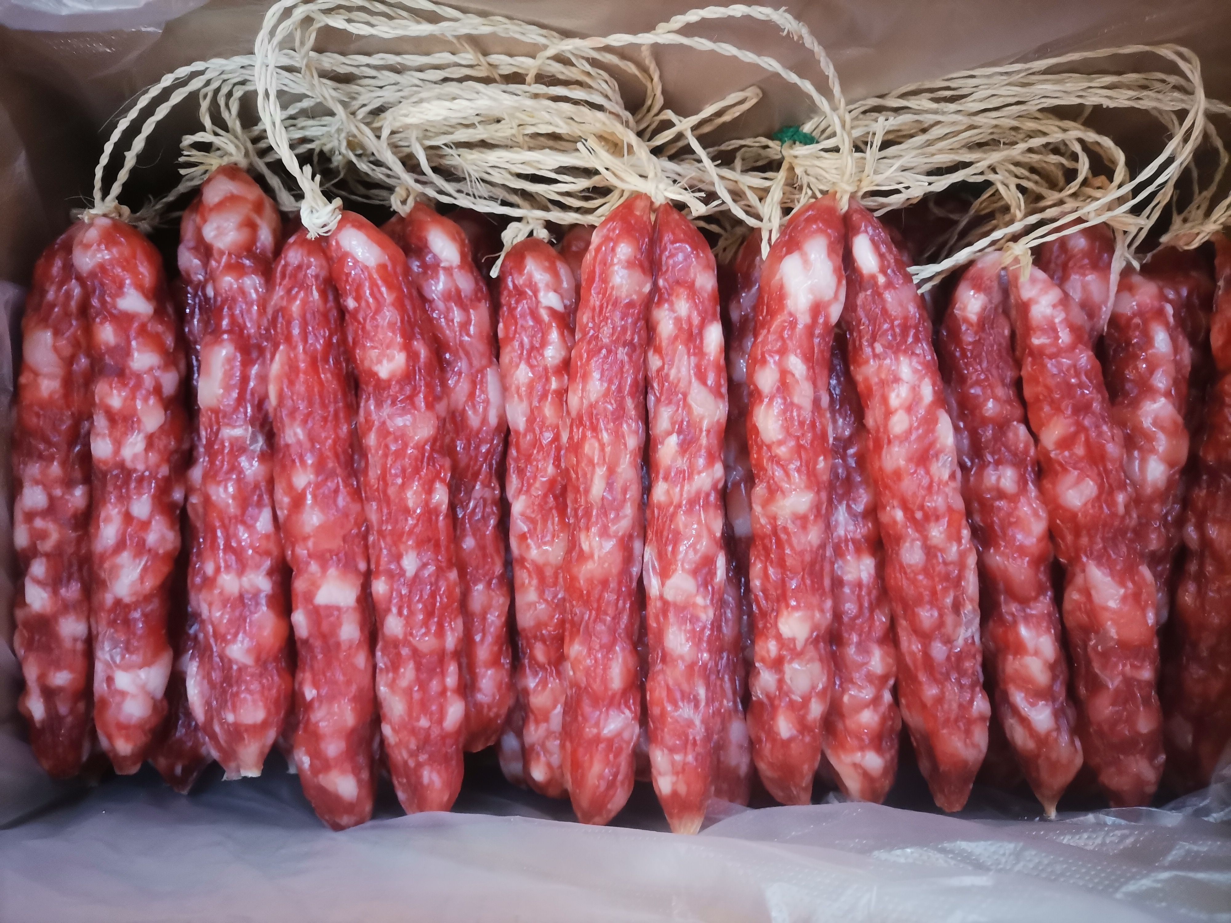 广式腊肠，厂家加工，6.5元到30块腊肠都有，专业做各个规格