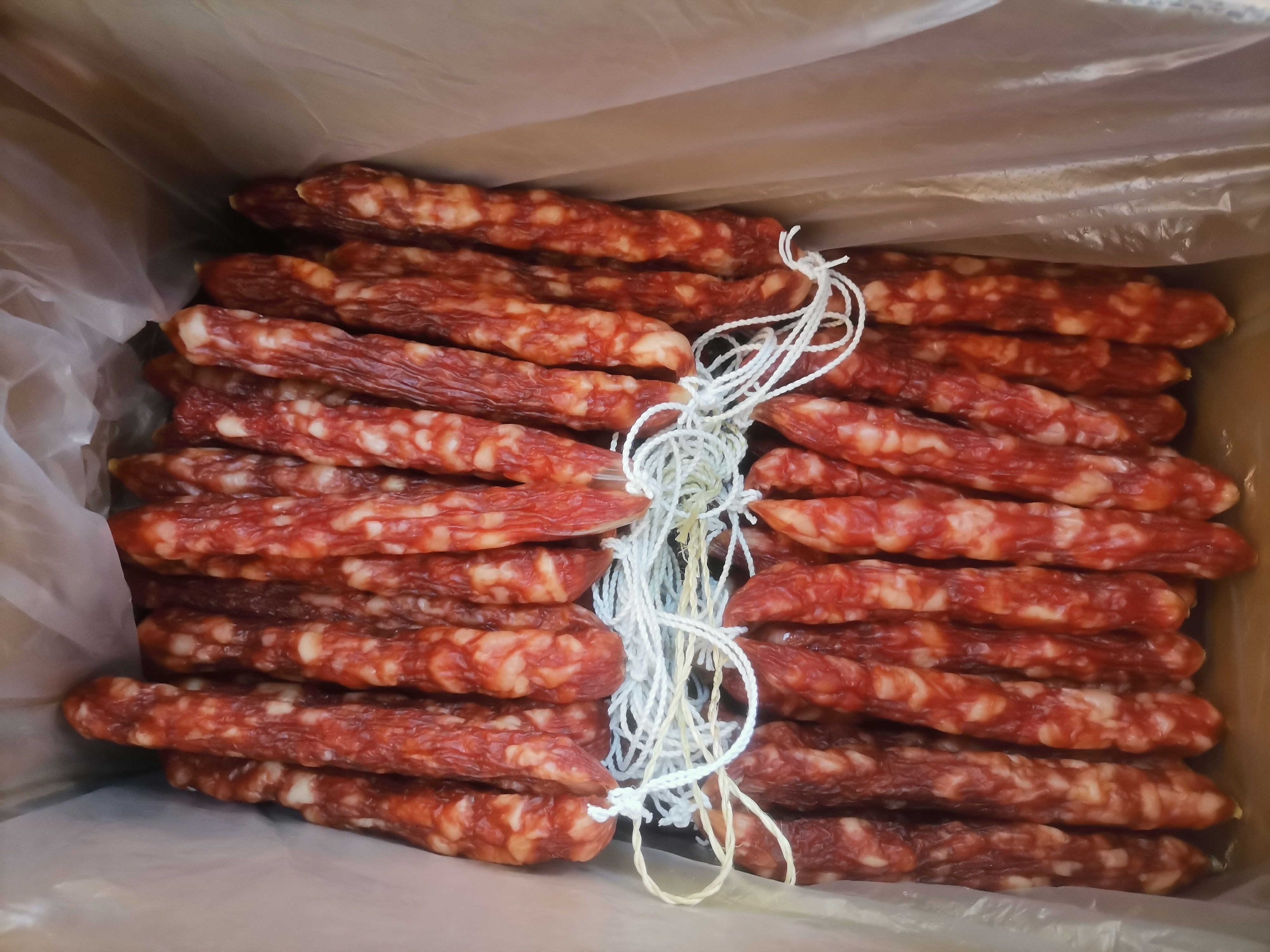 广式腊肠，厂家加工，6.5元到30块腊肠都有，专业做各个规格
