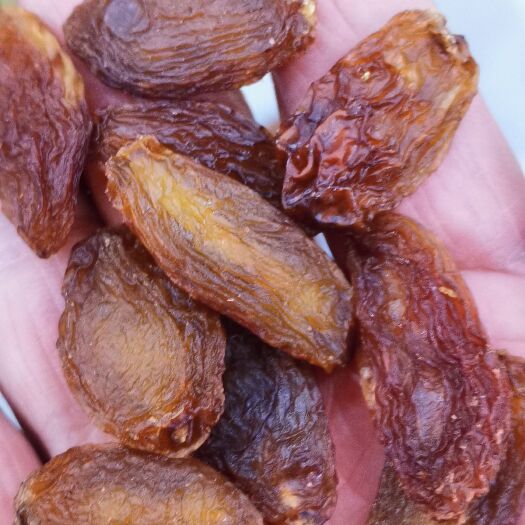 乌鲁木齐特级红香妃葡萄干，新疆特产，酸中有甜，酸甜可口，欢迎品尝。