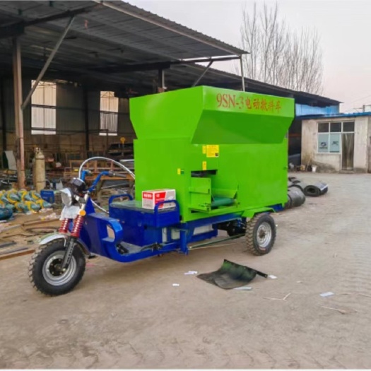 养殖撒料车，牛羊喂料车，三轮撒料车