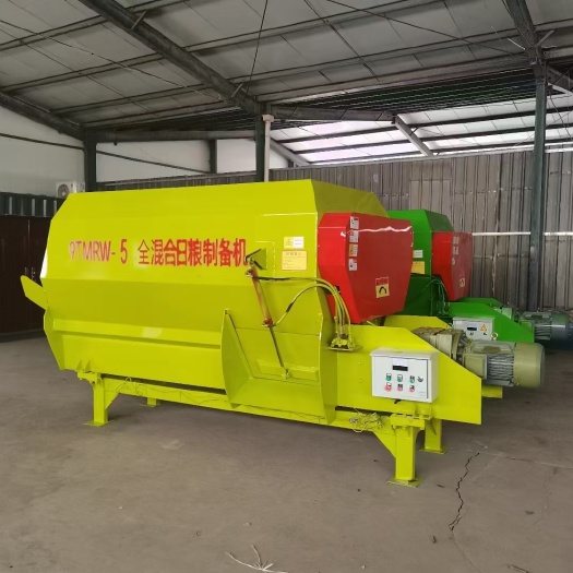 鄆城縣飼料攪拌機(jī)，牛羊養(yǎng)殖飼料攪拌機(jī)，投喂車，自動(dòng)撒料車