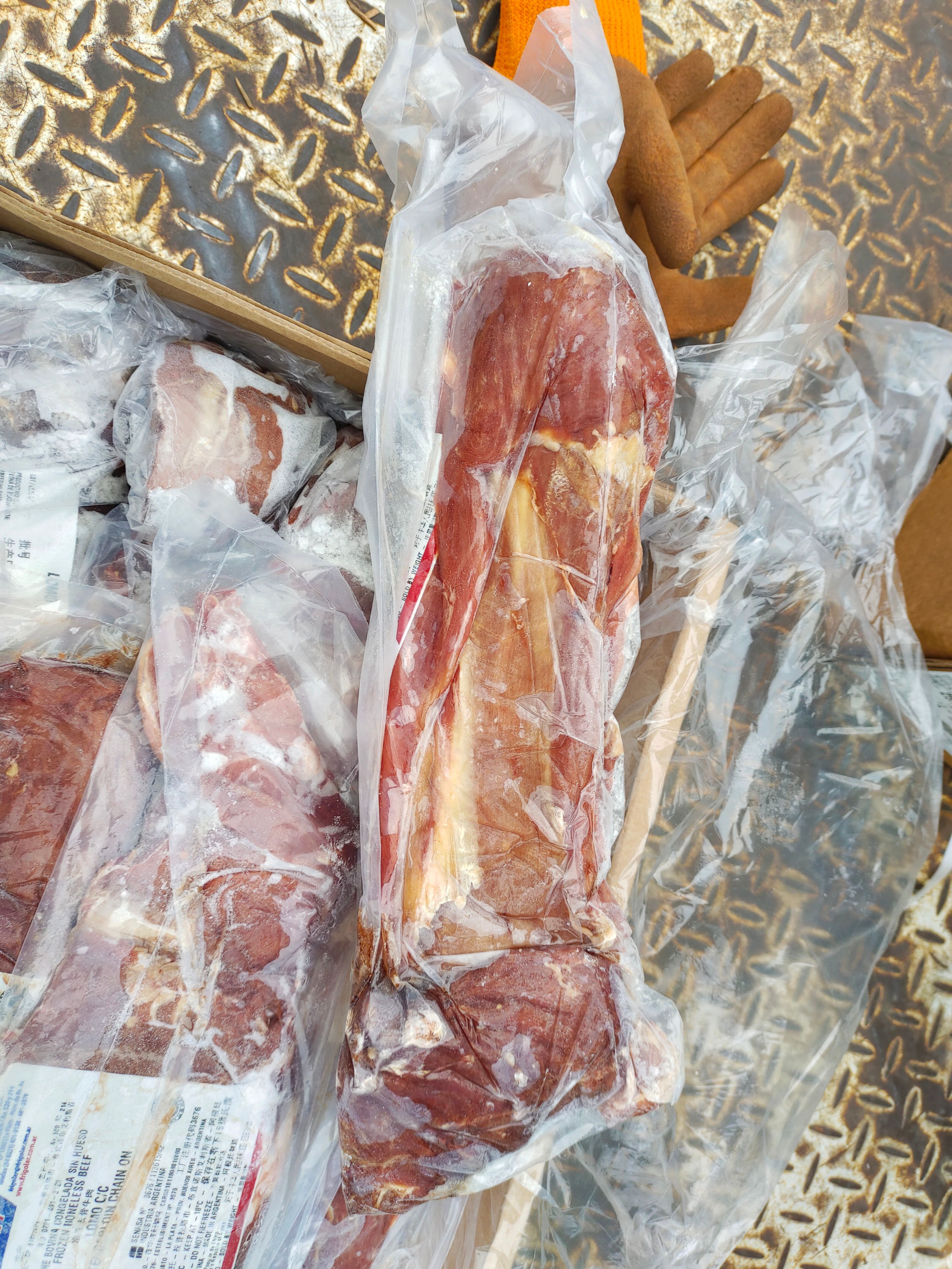 牛里脊牛柳，带筋牛柳，独立包装，单个1.3公斤左右，颜色漂亮