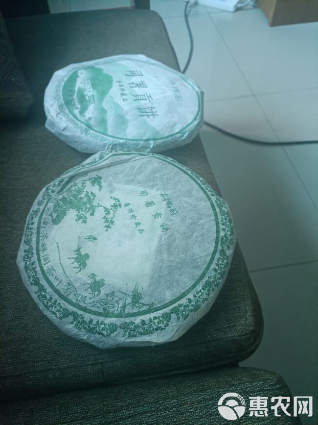十年前生产的普洱生茶饼，是淡淡的烟熏味。春茶，有两个外包装。