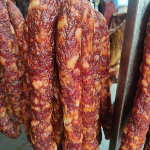 成都纯肉香肠不加粉三分肥七分瘦干度颜色味道好