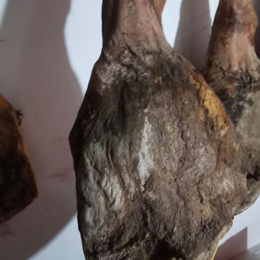 宣威市货品描述农家放养生态火腿：形似琵琶，只大骨小，皮薄肉厚肥