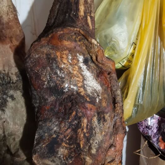 宣威市宣威火腿，纯手工腌制。三年老火腿可生吃