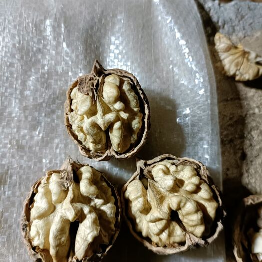 凤庆县云南泡核桃，皮薄仁白。