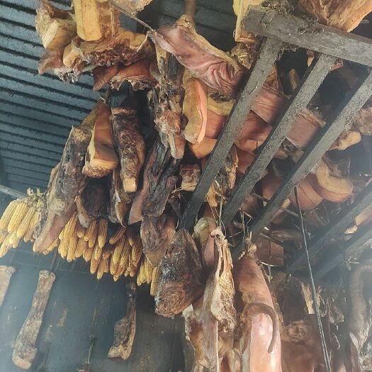 鹤峰县恩施土家柏树烟熏腊肉