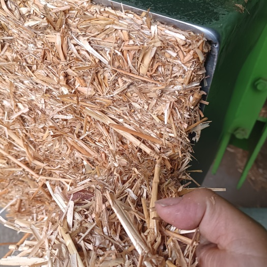 小麦桔杆开始加工啦，刚买了6000吨，有需要的请联系