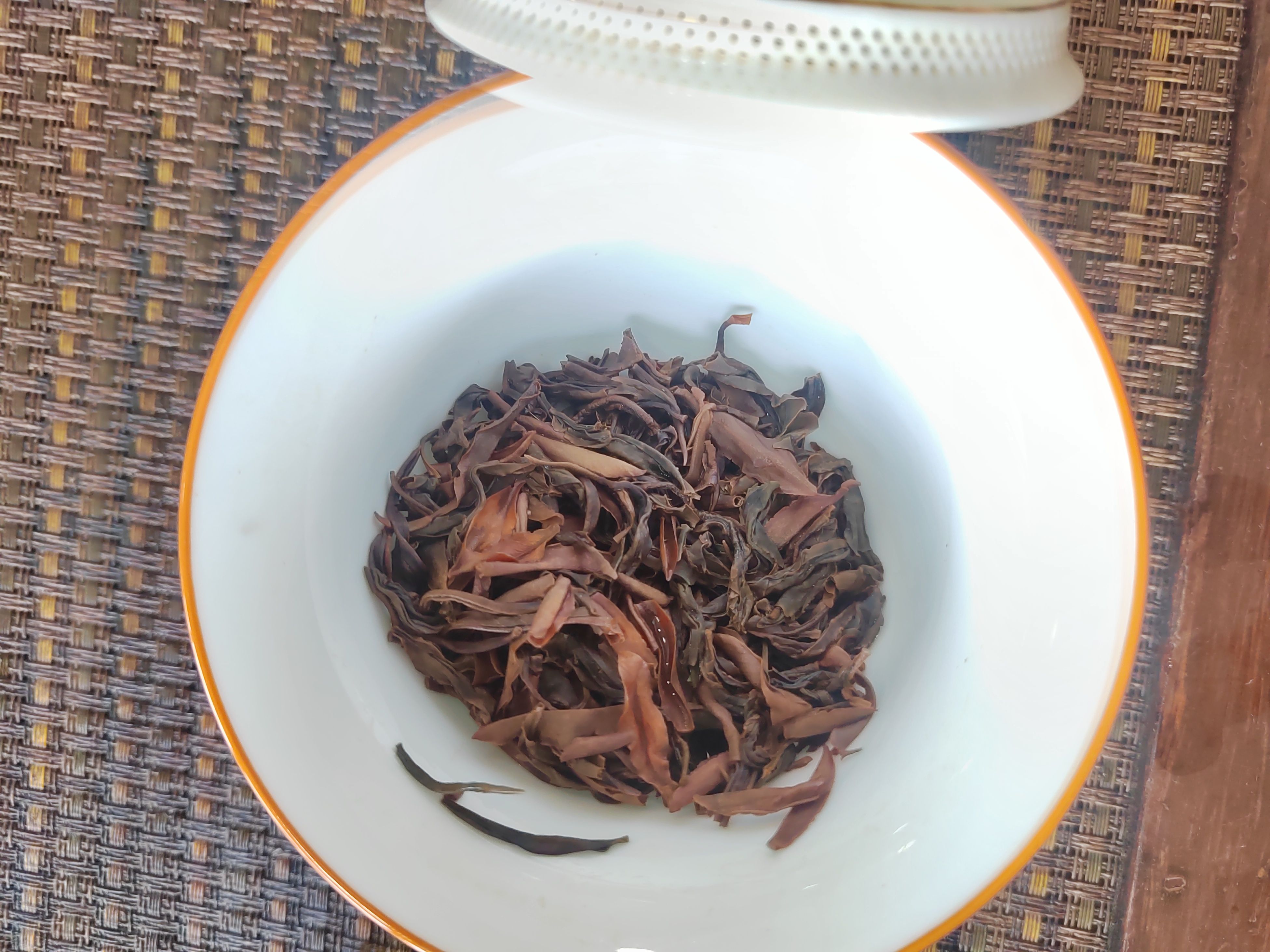 采用野生古树原料加工，带有果香蜜香，韵味悠长