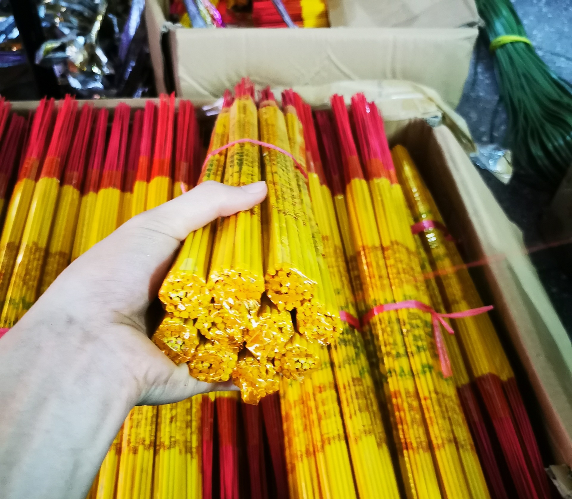 寺庙烧香祭祖礼佛拜财神敬先人上香香火微烟檀香