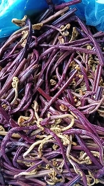 荔波县盐焗蕨菜，颜色鲜红，质量很好，不添加任何公害添加剂。