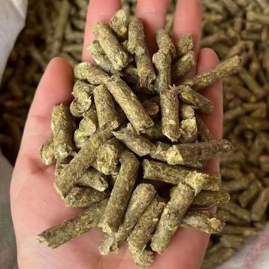 花生秧颗粒料，高温熟化，易吸收，适口性好！质保久好