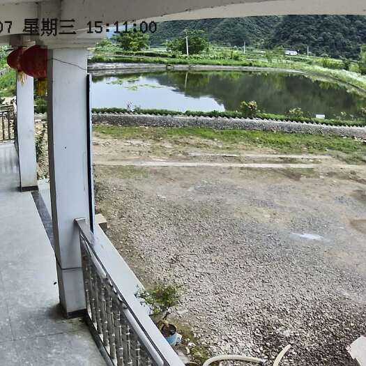福泉市流转旱地三亩，鱼塘二亩，闲置楼房，瓦房。
