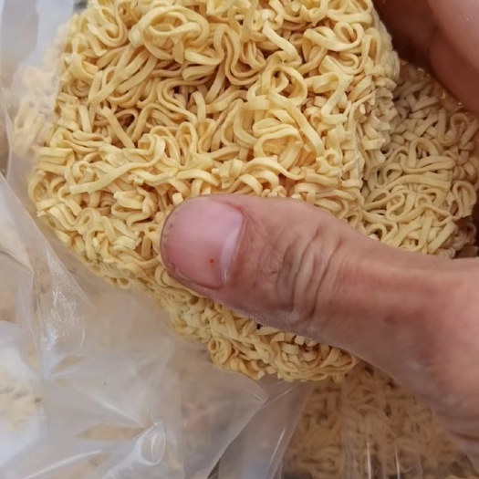 广州大量现货养殖户下脚料面包，方便面，纯饼干，饼干粉等等脚料，质
