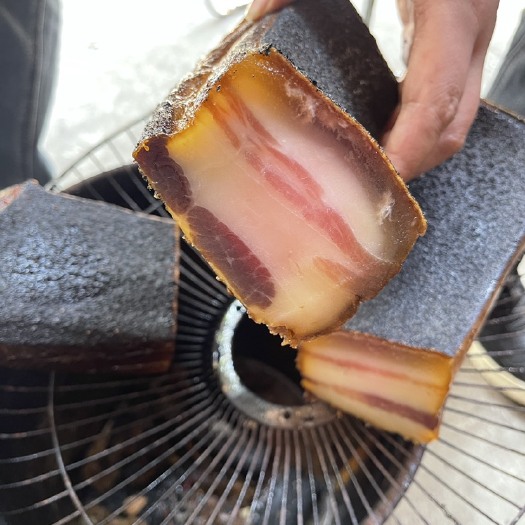 重庆市农家烟熏五花腊肉（金黄透明，一手货源，厂家供应）