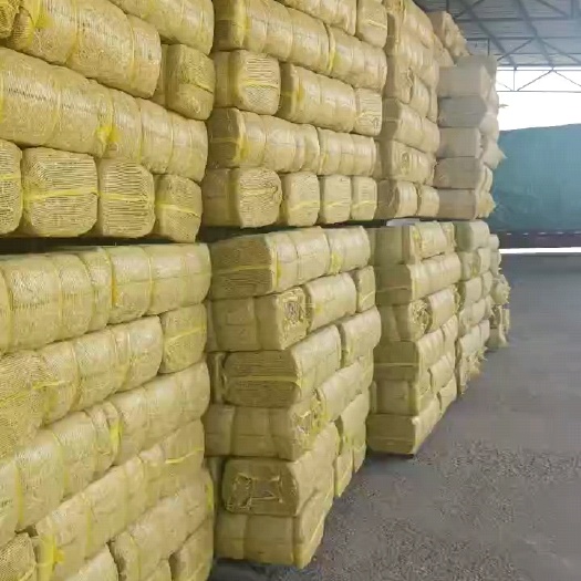 稻草铡段柔丝出口标准包等，水分安全，风选除尘。