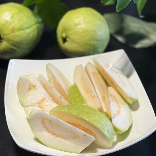 普宁市自家种的白心番石榴，果靓味浓，欢迎上门收购，量多价优
