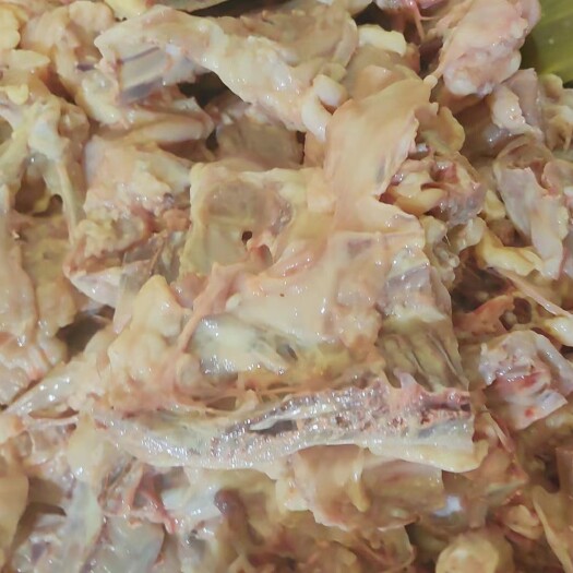 五莲县鸡尾块，切好的鸡架块，肉多带覆膜肉，一件20斤