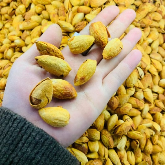 乌鲁木齐巴旦木是新疆的特产，绿色食品健康的保证。