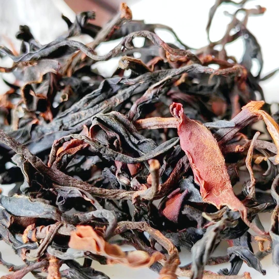 梁河县春季新茶，云南梁河野生古树烤红茶，只是第二采有明显的红裤头。