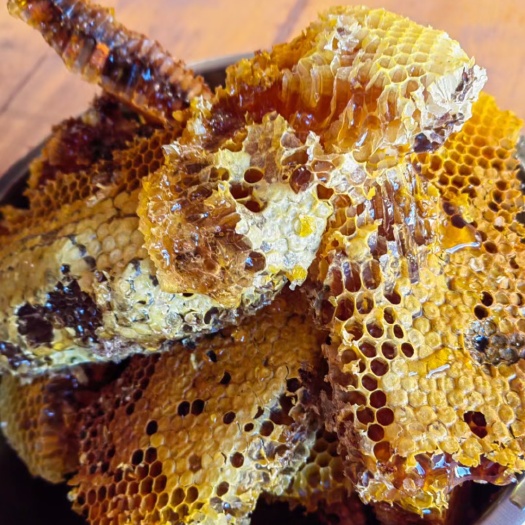 寻甸县云南深山土蜂蜜，假一赔十。冬蜜，年产60斤，量少