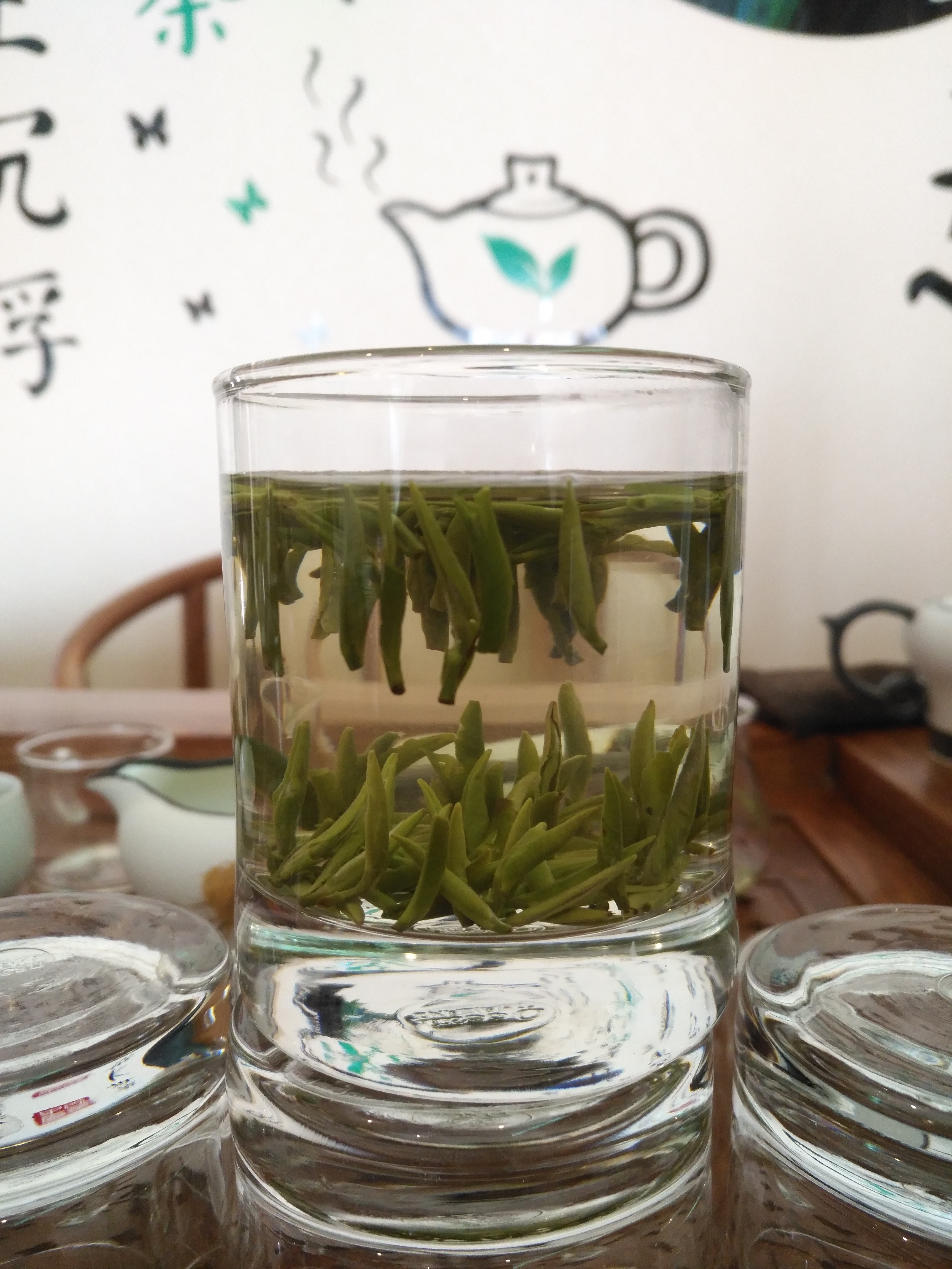 新茶竹叶青，明前采摘，茶汤黄绿明亮，鲜醇爽口。颗颗饱满芽心
