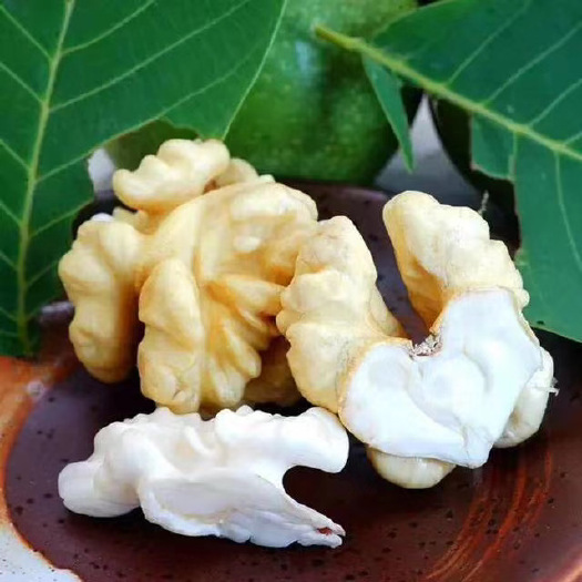 新鲜青皮核桃果肉白嫩香甜