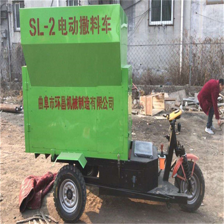  多功能全日粮饲料撒料车青贮饲料投料机