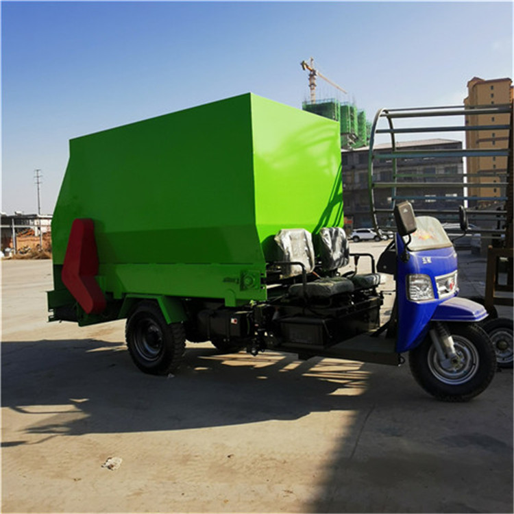  多功能全日粮饲料撒料车青贮饲料投料机