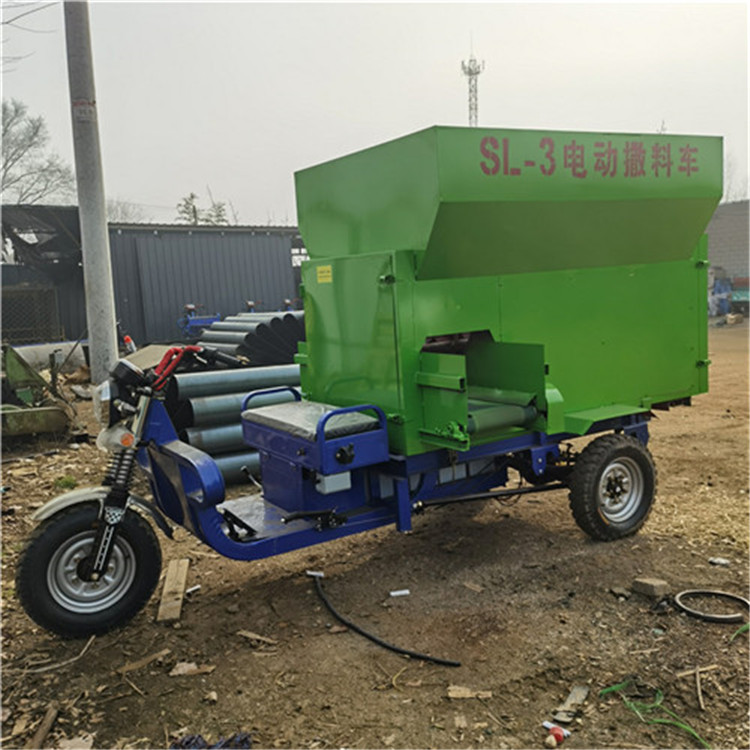  多功能全日粮饲料撒料车青贮饲料投料机