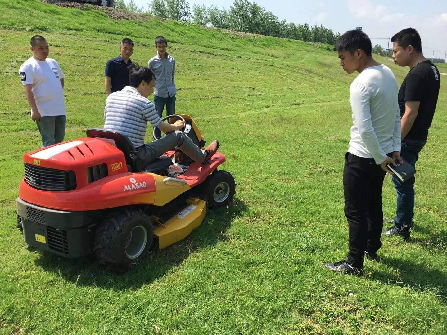割草機  座駕式割草碎草一體機果園剪草機