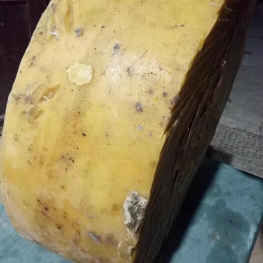 中蜂蜡，的纯中蜂蜡，不掺意蜂蜡，中蜂蜡色黄，蜡色味浓郁。
