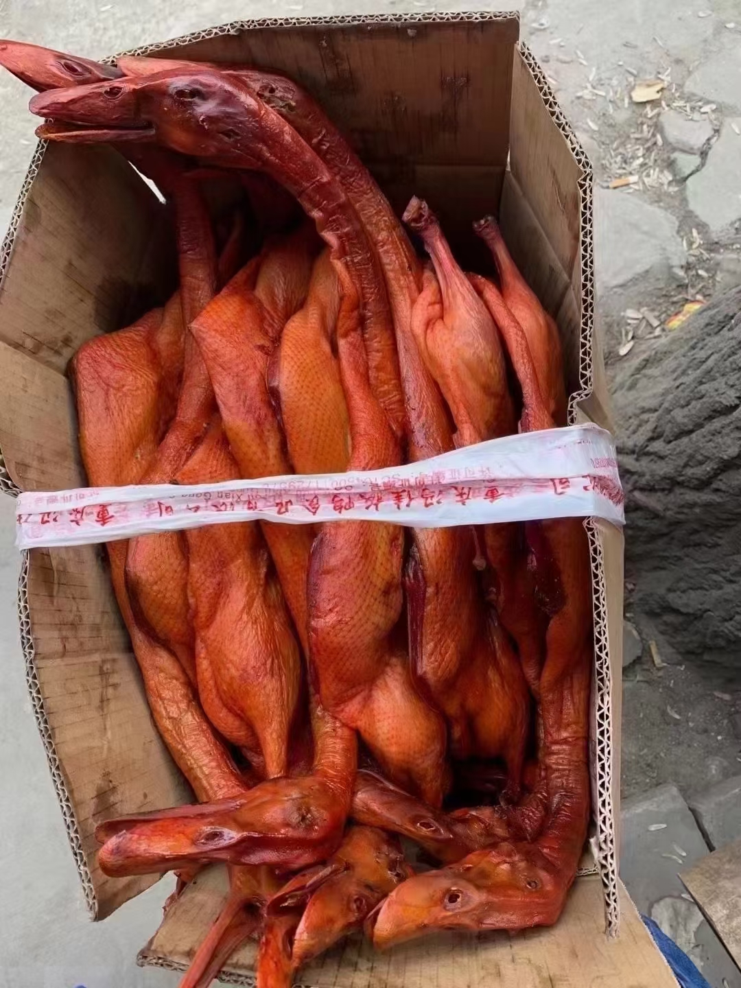 地摊江湖热卖产，品九尺板鸭，25元一只。