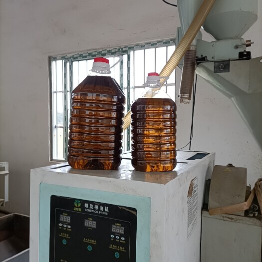 澧县菜籽油，自家小榨，自够食用油精炼机，自己精炼。