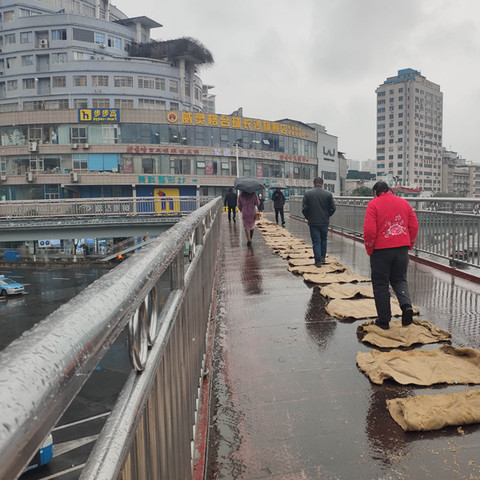  預(yù)防道路結(jié)冰濕滑鋪防滑鋪路麻袋