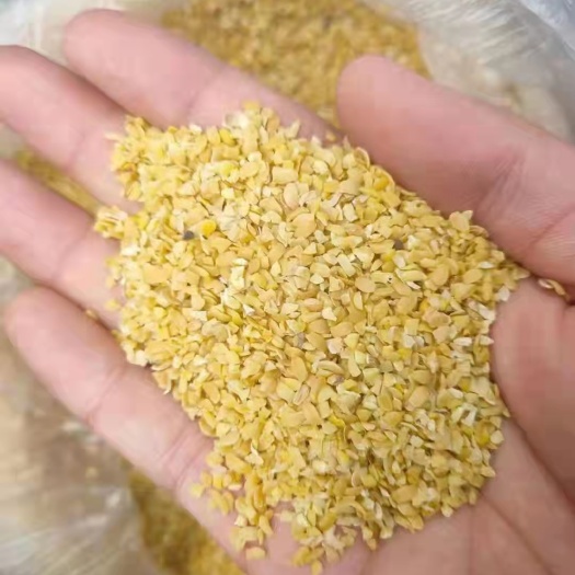 嘉祥县黄豆瓣 碎大豆，常年出售碎豆瓣  豆皮  养殖上地优选欢迎新