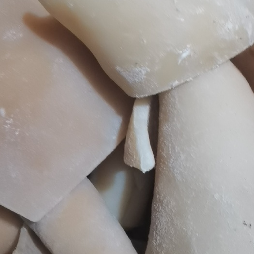  精修水退牛皮，一手货源没油没毛根，主要针对食品加工厂需要的来