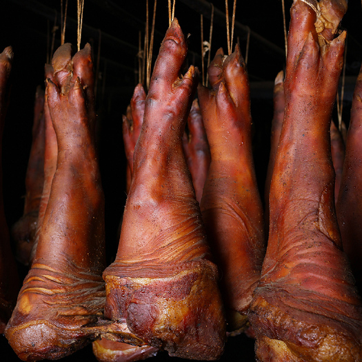 湘西腊猪脚 农家自制猪腿烟熏腊猪蹄子腊肉