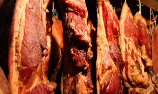 玉环市不吃饲料，古法烟熏腊肉