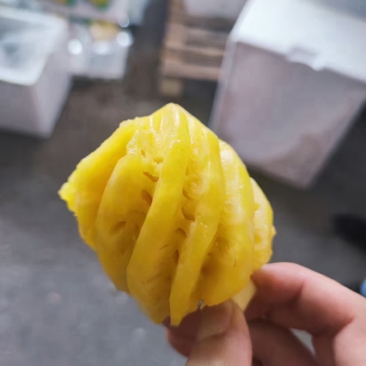 广州性价比泰国削皮小菠萝，16斤装。一包一斤3-6头，走量促销