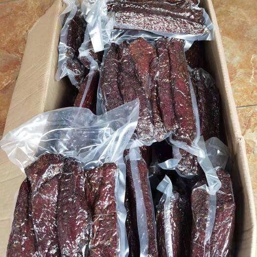 江城县腊牛肉 江城小黄牛肉制作而成的干巴，肉质细，营养丰，口感鲜，