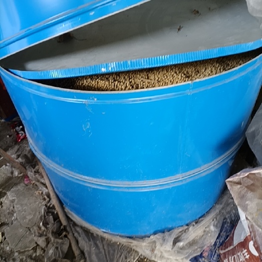 利辛县自己田里产的黄豆，有大约1000斤左右。没地方放想赶快卖掉。