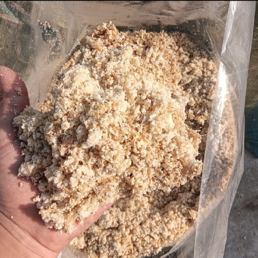 发酵豆渣营养搭配合理发酵，本品袋装密封，能存半年。直接投喂
