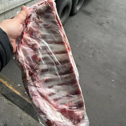 羊排。羔羊半排，肉多排面长，烧烤专用，来自蒙古大草原的味道