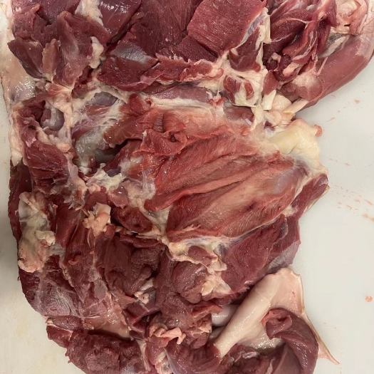 河间市火烧带皮去骨羊腿肉。