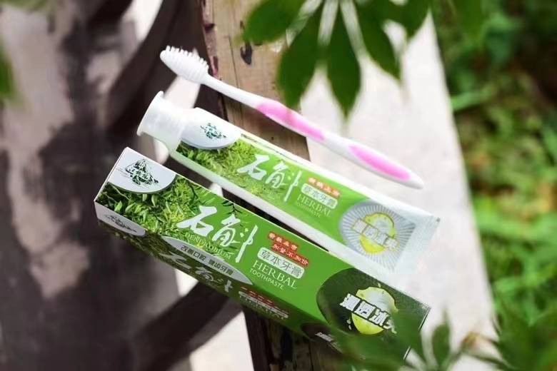 石斛草本牙膏 一支160g，72支一箱，老品牌植物牙膏