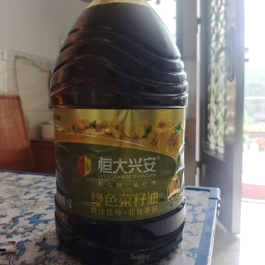 龙山县农村老人家自家的菜籽油